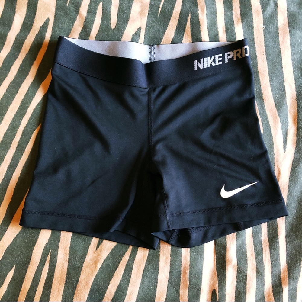 donating soon! Nike Pro 3” training shorts 🍑
